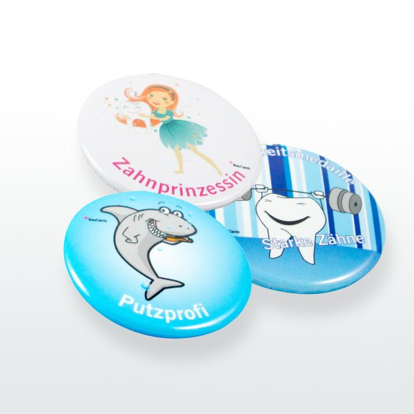 Button-bedruckt-Tapferkeitsmedaille-Kinder-Geschenk-Zahnarzt-Zahnarztpraxis-Zahnpromo-Produktbild-Standard